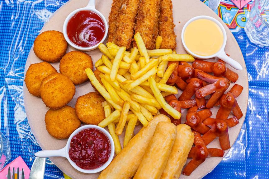 Talíř s hranolkami, kuřecími nugetami, párečky, sýrovými tyčinkami a omáčkami