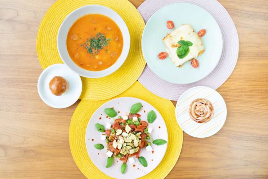 Rajčatová polévka s houskou, zeleninový salát s bazalkou, zapékané lasagne s cherry rajčaty a dezert se šlehačkou